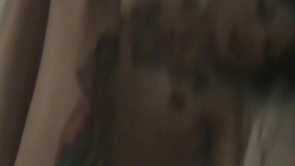 İnce sarışın konulu film erotik yoga yaparken