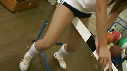 Pürüzsüz kedi ile seksi kız beyaz çarşaflarda masturbates film izle konulu erotik