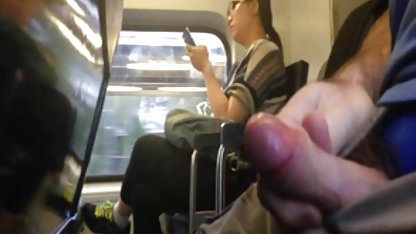 İki genç kız işemek için bir ağacın erotik konulu sex film arkasına saklandı.