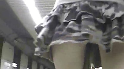 Zemin lezbiyen film konulu lamba oturan küçük bir kedi dokundu