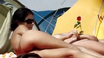Busty kız konulu erotik sinema filmleri bronzlaşmış bir adam tarafından becerdin