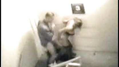 Kızlar iki kişilik konulu yabancı erotik filmler bir vibratör denedi