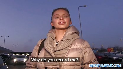 Genç bir sarışından konulu sevişme filmi kışkırtıcı gösteri