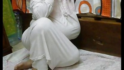 İş yerinde mature konulu erotik film çalışmalı