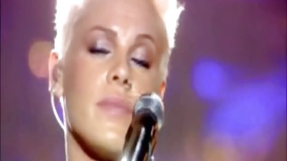 İki sürtük bir adamın bacaklarını yalamasına izin verdi. konulu türk seks filmi