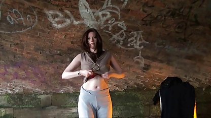 Yirmi yaşındaki Vanna konulu tecavüz filmi izle Bardot, güçlü bir horozun üstünde bir balerin olarak