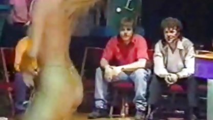 İki baştan çıkarıcı lezbiyenlerin samimi oyunları yabancı konulu seks filmi