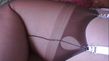 Boncuklardaki kız, konuluseksfilm kırmızı bir şilte Max ile bakıyor