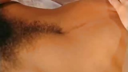 Yüzünde bir deri koşum konulu mature film metresi önünde Çıplak atlet