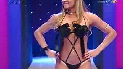 Lezbiyen kızın ayaklarından krem ​​yalıyor erotik sex konulu film