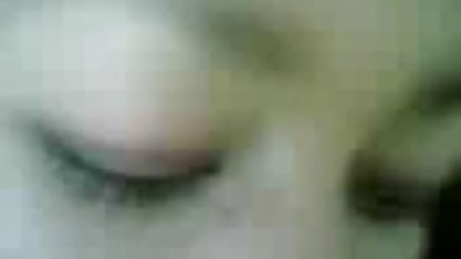 Minik konulu sex porn film göğüsler ile Lass, yavaşça mutfağa bakıyor