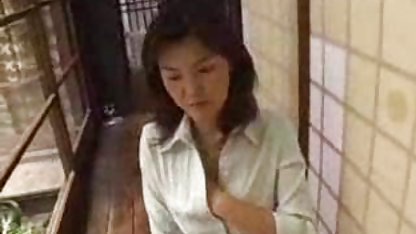 Cesur lezbiyen hizmetçi konulu erotik filmler bir kız arkadaşı ile bir üyeyi memnun etmek için strapon giydi