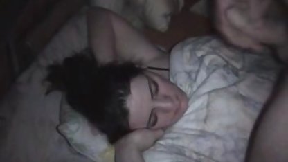 Kızlar phallusa benzer bir fırça buldu ve klasik konulu sex filmleri eğlendirdi