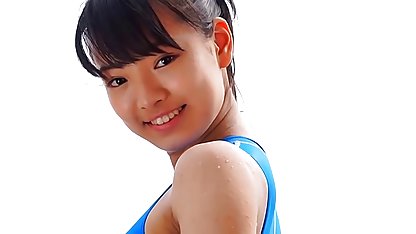 Sahilde bulunan film konulu sex kabinde, kız bir yarak emiyor