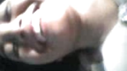 Esmer şeffaf bir çubuk ile bir noktaya oyur konulu eski sex filmleri ve yüksek sesle inliyor