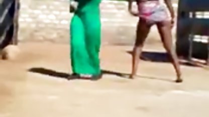 Kız bir güdük arkasına saklandı ve işemek için pantolonunu çıkardı konulu erotik sex filmleri